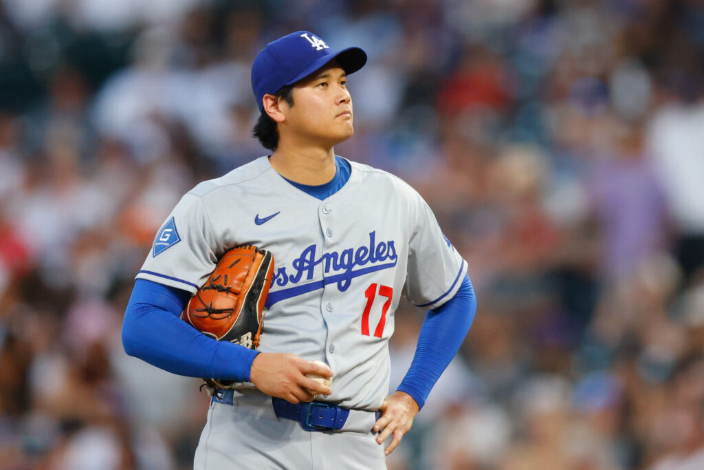 美國科羅拉多州丹佛 — 2025年8月20日，洛杉磯道奇隊（Los Angeles Dodgers）17號大谷翔平（Shohei Ohtani）在庫爾斯球場（Coors Field）對戰科羅拉多落磯隊（Colorado Rockies）的比賽中，於第四局投球後在投手丘上的反應。