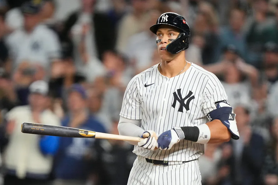 亞倫·賈吉(Aaron Judge)在美聯分區系列賽第3戰擊出一支三分全壘打後,目送球飛行,直到球擊中界外柱才回神。/金享娛樂球小編