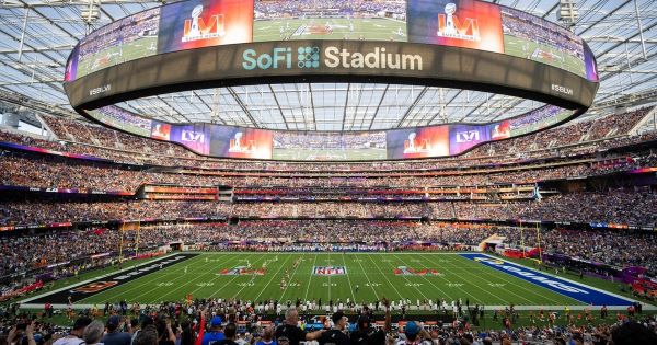 洛杉磯的SoFi Stadium採用360度高科技環形螢幕(photo:cbsnews)/金享娛樂城
