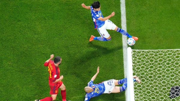 2022世界盃日本隊的三辻薰傳中,隊友田中青破門(photo:skysports)/金享娛樂城