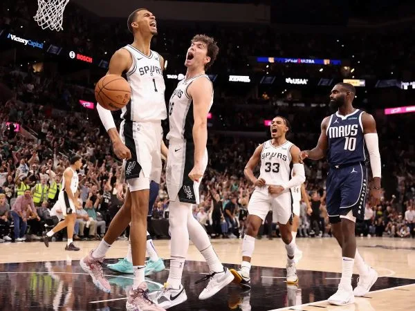 Victor Wembanyama與隊友